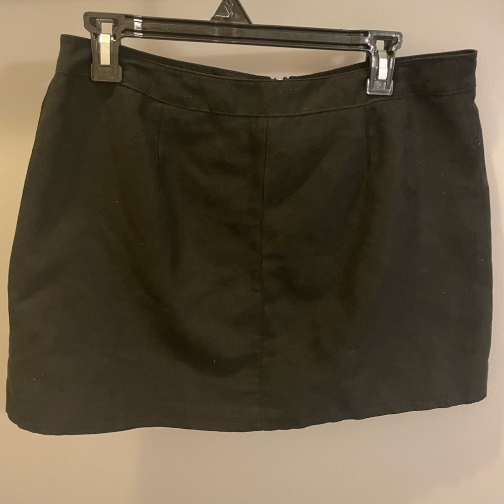 ✨5/$25 H&M Black faux suede skirt